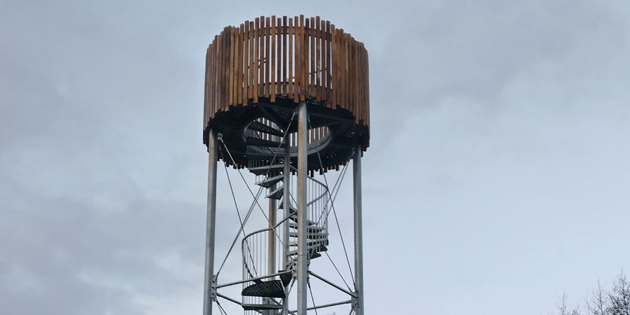 De foto is een voorbeeld van een grotendeels vergelijkbare uitkijktoren. 